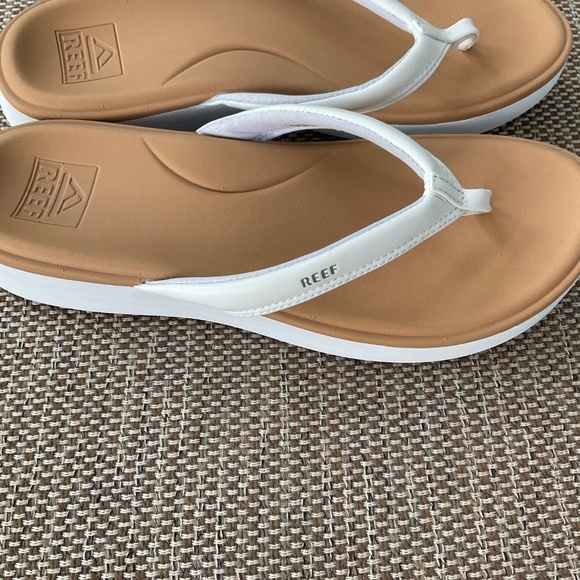 Women’s tan Reef flip flops,9. - Picture 4 of 10